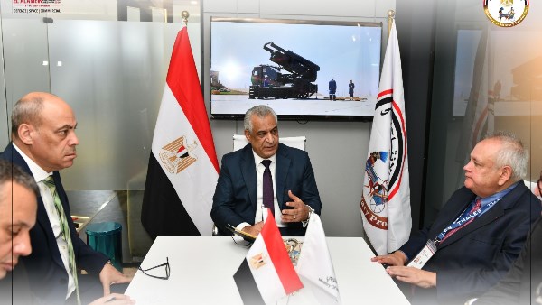 وزير الإنتاج الحربي يلتقي رئيس «تاليس» العالمية لبحث توسيع التعاون الصناعي والتكنولوجي بمعرض العلمين