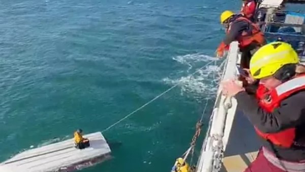إنقاذ مراهق بعد 3 أيام من الانجراف في مياه جليدية