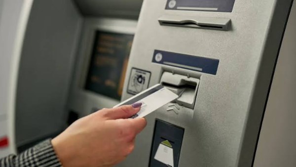 رسوم السحب النقدي من ماكينات ATM