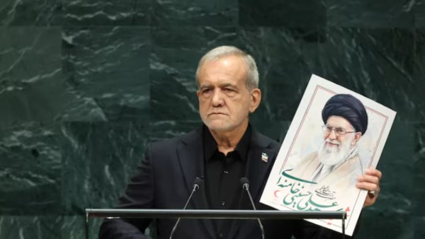 الرئيس الأيراني يرفع صورة خامنئي