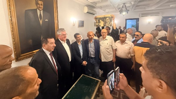 محبو جمال عبد الناصر يقرأون الفاتحة ويضعون الورود على ضريحه في ذكرى رحيله الـ56