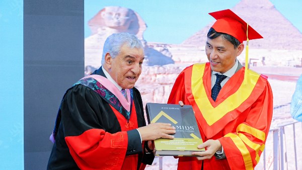 زاهي حواس 