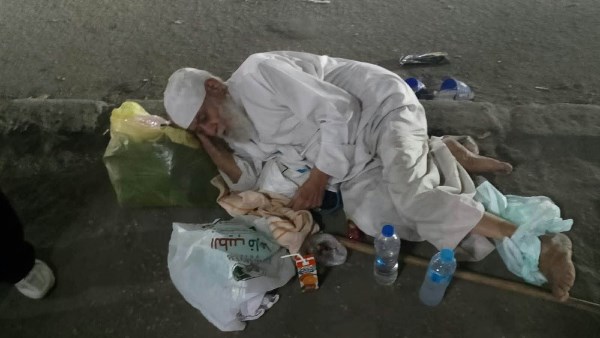  مسن  بلا مأوى يفترش الرصيف
