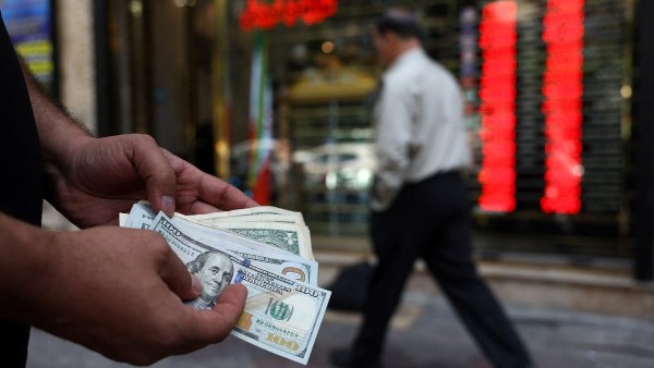 تسارع هبوط العملة الإيرانية