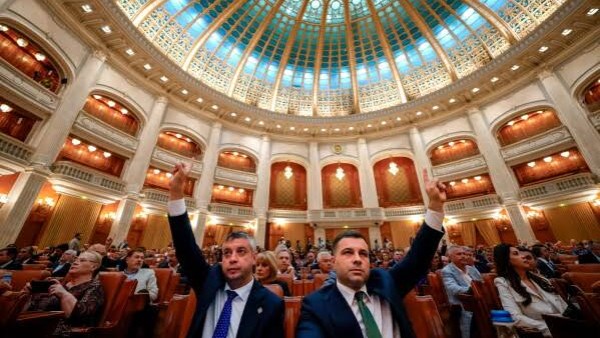 صحيفة: رومانيا تواجه شبح الانتخابات المبكرة بعد رفض البرلمان لمرشح رئيس الوزراء صحيفة: رومانيا تواجه شبح الانتخابات المبكرة بعد رفض البرلمان لمرشح رئيس الوزراء
