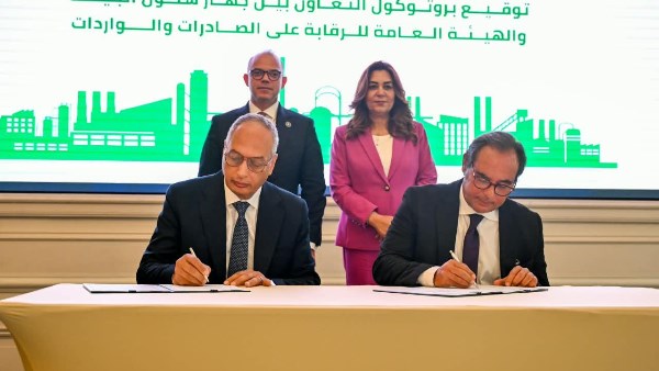 جانب من توقيع البروتوكول