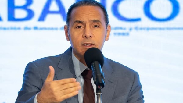 الدكتور إسلام عزام رئيس هيئة الرقابة المالية 