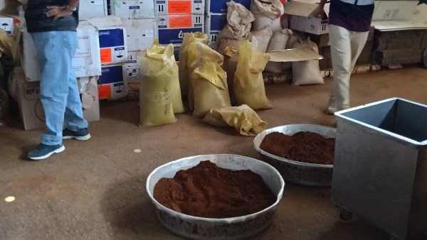 ضبط 7.5 طن بطاطس و9 أطنان لانشون و14 طن زيوت سيارات مستعملة وبن مغشوش بالجيزة ضبط 7.5 طن بطاطس و9 أطنان لانشون و14 طن زيوت سيارات مستعملة وبن مغشوش بالجيزة