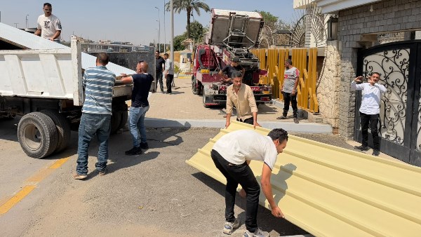 إزالة تندة حديدية ومصادرة معدات وخامات مخالفة بمنطقة المتحف في الهرم