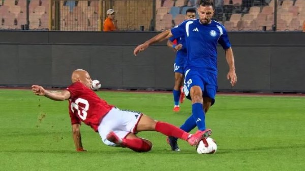 عمرو الجزار أثناء تدخله على فادي فريد مهاجم سموحة