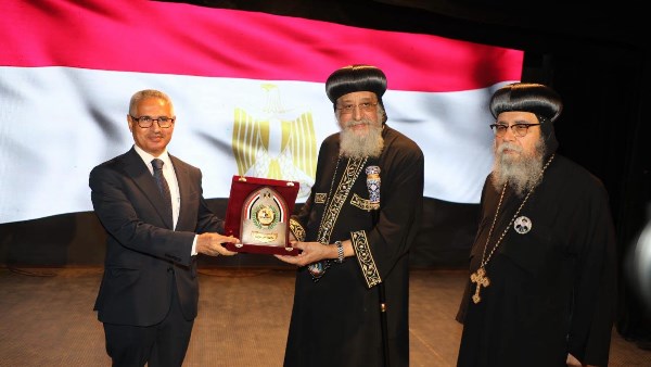 محافظ بني سويف والبابا تواضروس