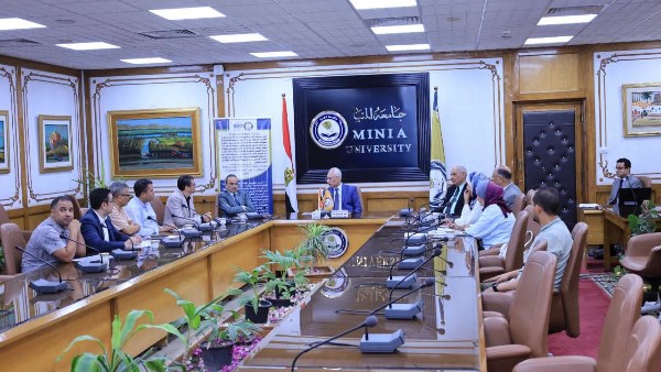 رئيس الجامعة خلال اللقاء 