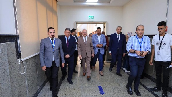 رئيس الجامعة خلال بدء التشغيل 