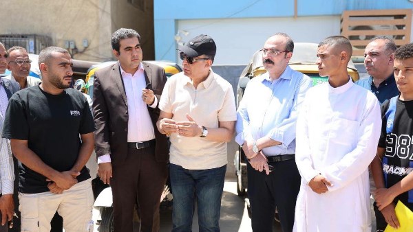 محافظ المنيا مع السائقين 
