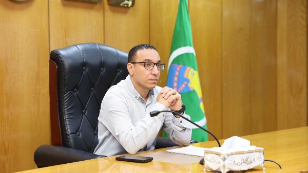نائب محافظ المنيا خلال الاجتماع 