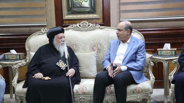 محافظ المنيا خلال اللقاء 