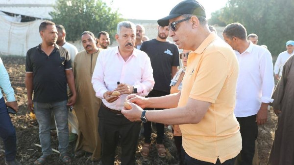 محافظ المنيا مع المزارعين 