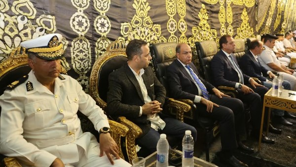 محافظ المنيا يقدم واجب العزاء 