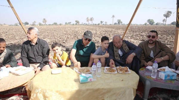 محافظ المنيا مع المزارعين 
