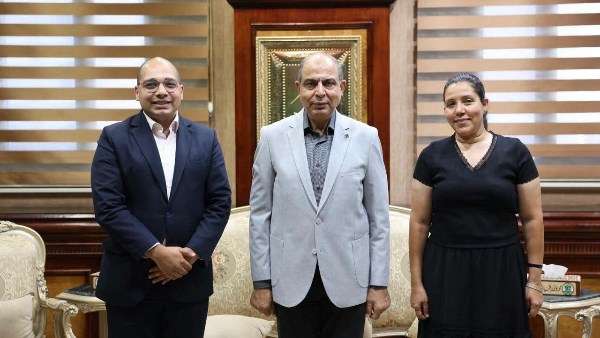 محافظ المنيا خلال اللقاء 