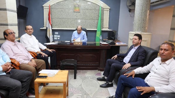  محافظ المنيا خلال الاجتماع 