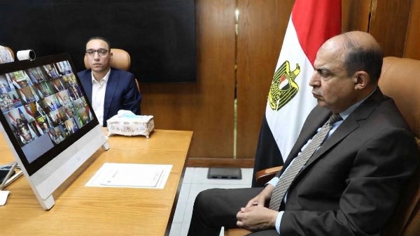 محافظ المنيا خلال الاجتماع 