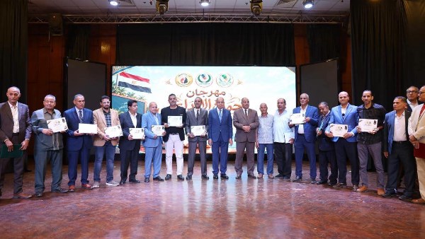 محافظ المنيا خلال اللقاء 