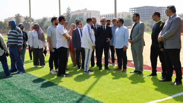 رئيس الجامعة خلال التفقد