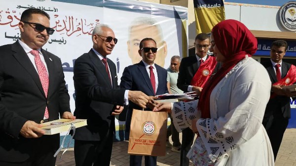 رئيس الجامعة يستقبل الطلاب 