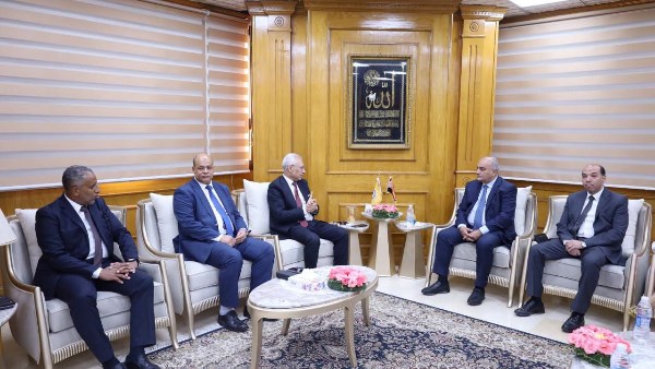 رئيس الجامعة ونائب وزير المالية 
