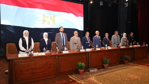 رئيس الجامعة خلال اللقاء 