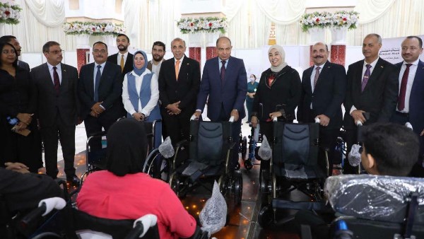 محافظ المنيا يشهد انطلاق قافلة مصر الخير  الطبية لذوي الإعاقة