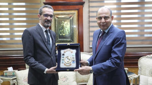 محافظ المنيا يكربم مدير حماية النيل 