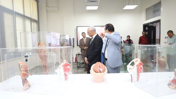 رئيس الجامعة يفتتح المعامل 