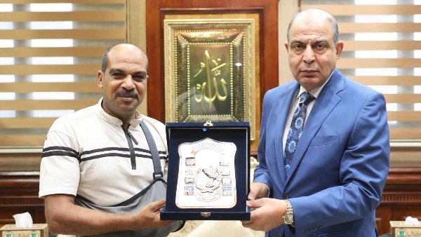 محافظ المنيا يكرم الموظف 