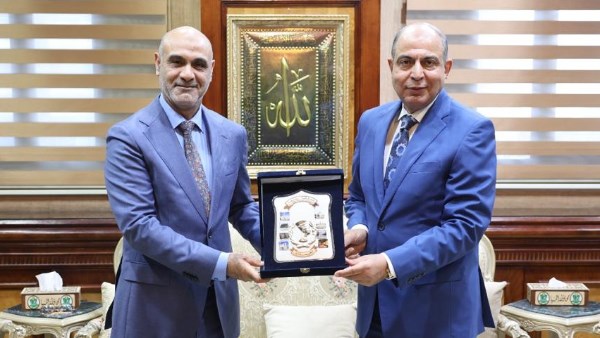 محافظ المنيا  يكرم رائد طب وجراحة العيون