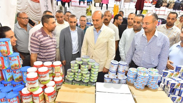 محافظ أسيوط يفتتح معرضًا للمستلزمات المدرسية والسلع الغذائية بأسعار مخفضة بشارع الهلالي بالتعاون مع حزب الجبهة الوطنية