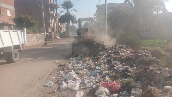 تكثيف حملات ضبط الأسواق ورفع الإشغالات ومواصلة أعمال النظافة بمركز أبنوب