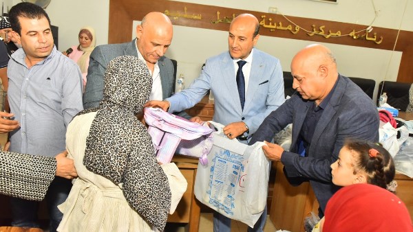 محافظ أسيوط يدعم طلاب الأسر الأولى بالرعاية بساحل سليم بـ220 حقيبة مدرسية متكاملة استعدادًا للعام الدراسي الجديد