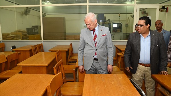 رئيس جامعة أسيوط يتفقد ورش كلية الهندسة