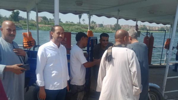 متابعة انتظام العمل بالعبارة النهرية بقرية القصير بالقوصية لتيسير حركة المواطنين