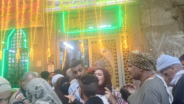 توافد مئات المواطنين على إحياء الليلة الختامية لمولد جلال الدين السيوطي