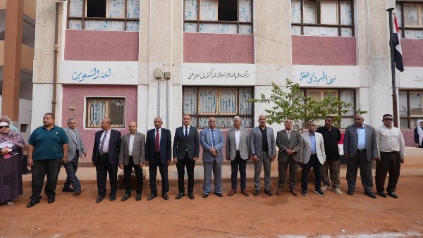 محافظ أسيوط يحضر طابور الصباح ويشارك طلاب بني مر تحية العلم في أول أيام العام الدراسي الجديد