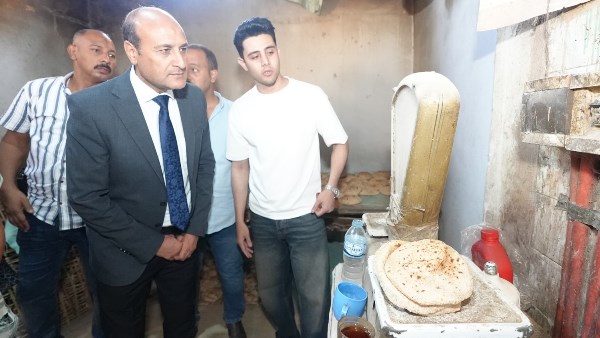 محافظ أسيوط يفاجئ مخابز بني مر للتأكد من جودة الخبز المدعم ويشدد على الالتزام بالوزن والمواصفات