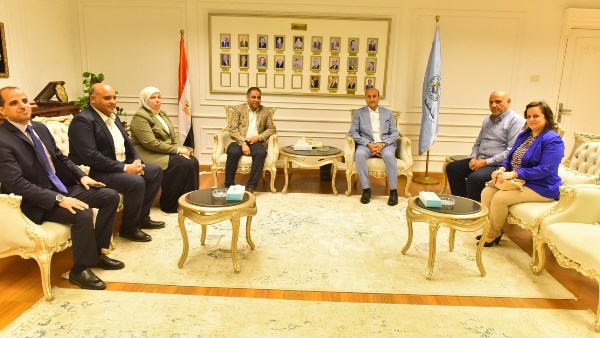 محافظ أسيوط يبحث مع وفد "خدمات نقل الدم القومية" تعزيز توفير الدم الآمن ومشتقاته ودعم حملات التبرع