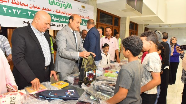 محافظ أسيوط يسلم 500 حقيبة مدرسية بمشتملاتها للتلاميذ الأيتام والأولى بالرعاية ضمن مبادرة “فرحهم بشنطتهم”