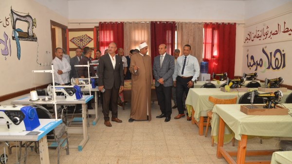 محافظ أسيوط يهنئ طلاب معهد عمر بن الخطاب الأزهري بالعام الدراسي الجديد ويتفقد ورش إعادة تدوير الأخشاب ومشغل الخياطة التعليمية