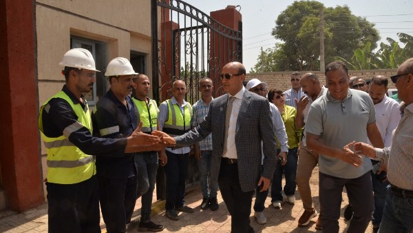 محافظ أسيوط يتفقد مشروعات الصرف الصحي بأولاد إبراهيم والمطيعة ويوجه بسرعة استكمال الوصلات المنزلية وتشغيل المشروعات