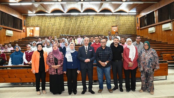 رئيس جامعة أسيوط يتفقد انتظام الدراسة بالكليات مع انطلاق العام الجديد