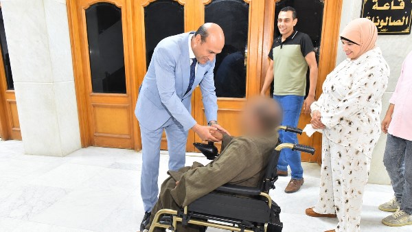 محافظ أسيوط يستجيب لمواطن من ذوي الهمم ويسلمه كرسيًا متحركًا كهربائيًا لمساعدته على الحركة والتنقل
